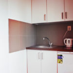 Apartamenty REJS Jezioro Białe - w każdym pokoju aneks kuchenny z lodówką