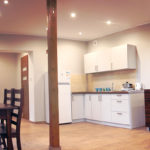 Apartamenty REJS Jez. Białe Okuninka - Apartament 6-osobowy - pokój główny z aneksem kuchennym